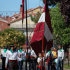 Pendones y pendonetas, entre otros, acompañan a la patrona de la localidad durante la procesión por las calles. DL