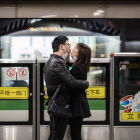 Una pareja se quita las máscaras para besarse en Shangai. LIU XINGZHE