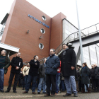 Un grupo de trabajadores de Antibióticos se concentró ayer ante la fábrica.