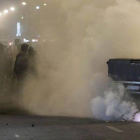 Protestantes cubiertos con pasamontañas quemando un contenedor en el barrio Gamonal.