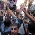 Una multitud apoya al depuesto presidente Mursi en una protesta ayer en El Cairo.