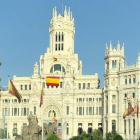 La fachada del edificio del Ayuntamiento de Madrid en la que ondea la bandera de España.