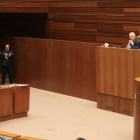 Óscar López, interviniendo desde la tribuna ante la atenta mirada del presidente Herrera.