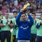 Messi ofrece la Bota de Oro, la tercera de su palmarés, al público del Camp Nou antes del Barça-Granada.