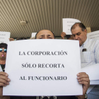 Los empleados de San Andrés, ante el Ayuntamiento. SARA CAMPOS