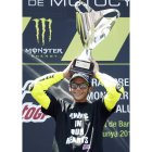 Rossi en el podio con la camiseta en homenaje a Salom. DALMAU