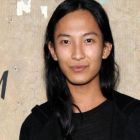Alexander Wang posa junto un cartel de la cadena sueca H&M.