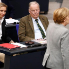 El cancillera Angela Merkel pasa frente a dos de los dirigentes de AfD, Alexander Gauland y Alice Weidel, en el Parlamento alemán.