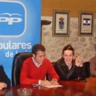 Diego Suárez (segundo por la izquierda) preside la Comisión de Juventud del PP.