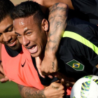 Neymar es agarrado por Gabriel Jesús durante el entrenamiento de la selección brasileña el día 1 en Brasilia.