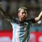 Messi celebra su gol de falta frente a Colombia. AGUILERA