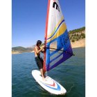 Un joven practica windsurf en el embalse de Riaño.