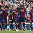 Los jugadores del Barça, con Messi y Neymar, celebran el gol del brasileño a la Real.