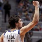 El base del Real Madrid Sergio Llull celebra una canasta de su equipo en un lance del partido.