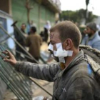 Manifestantes levantan barricadas en uno de los accesos a la plaza Tahrir.