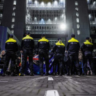 Protesta anoche en Holanda por la decisión del Gobierno de confinar a la población. PHIL NIJHUIS