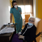 Ángela García Pons, la mujer más longeva de la residencia de Villaornate, está preparada para la vacuna en próximos días.  MARCIANO PÉREZ