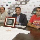 Los niños y los deportistas que se acercaron hasta el campus posan para la foto de familia.