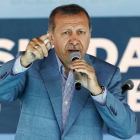 El presidente de Turquía Recep Tayyip Erdogan habla en un mitin en Estambul.