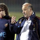 El seleccionador español Vicente del Bosque, a la derecha, conversa con Carles Puyol.