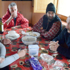 Javier Toca, el primero por la derecha, comparte sobremesa con varios peregrinos.