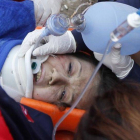 Gozde Bahar, de 27 años, es trasladada al hospital tras ser rescatada con vida de entre los escombros, este miércoles, en Ercis.