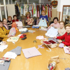 Las mujeres cosen en el taller de las Hijas de María Auxiliadora de León.