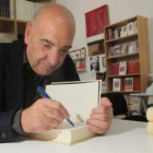 El escritor Agustín Delgado, firmando un ejemplar de su reciente 'Poesía reunida'.