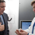 El consejero de Sanidad, Antonio María Saez, con el director del centro investigador de Aspaym.
