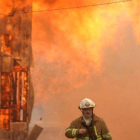 Un bombero, en un incendio en un almacén de Jim Beam en Bardstown (Kentucky, EEUU), el 4 de agosto del 2003.
