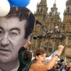 Miles de personas llenaron ayer la plaza del Obradoiro portando la foto de Francisco Álvarez Cascos