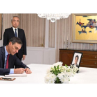 Sánchez ayer, en la residencia del embajador de Japón para firmar en el libro de condolencias por el asesinato de Abe. BORJA PUIG DE LA BELLACASA