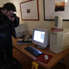 Un periodista fotografía el interior del garage donde Larry Page y Sergey Brin, el jueves en Menlo Park.