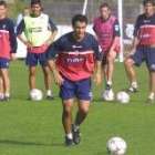 Brasi se dispone a golpear un balón durante un entrenamiento con el Sporting de Gijón