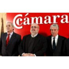 Javier Gómez-Navarro, en el centro, acompañado de sus vicepresidentes ayer en Madrid.