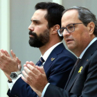 El president de la Generalitat, Quim Torra y el president del Parlament, Roger Torrent, durante su comparecencia en el Parlament