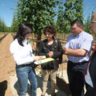 Clemente, junto al jefe de servicio de Agricultura en León, productores, promotores y Martínez