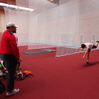 Martínez, en un entrenamiento en el Ceard con un atleta.