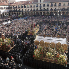 Momento central de la Semana Santa de León con El Encuentro como protagonista en la Plaza Mayor, miles de personas se dan cita cada mañana del Viernes Santo.
