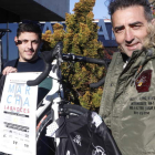 Álvaro de Mena, organizador de la marcha, junto al ciclista Javier Pascual, para la promoción del deporte en la lucha contra el cáncer.