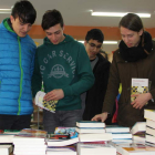 Varios alumnos ojean algunos ejemplares de la Feria del Libro del Instituto. MEDINA