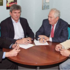 Fidentino Reyero -izquierda- y Guillermo García -centro-, en la reunión de ayer.