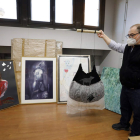 Luis García, director de exposiciones, sostiene una obra de Reme Remedios rodeado por las obras adquiridas por el ILC. MARCIANO PÉREZ