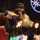 El Mago Chalupa, en la carroza que precedió anoche a los Reyes Magos en la Cabalgata que recorrió las calles de Ponferrada.