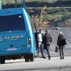 La delegación de la UCI, entrando en un microbus, supervisó los circuitos del Mundial.