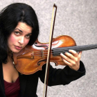La violinista Priya Mitchell, con un 'Stradivarius', en Kensington (Londres), en una imagen del 2002