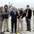 François Hollande y Laurent Fabius dan la bienvenida a los cuatro periodistas secuestrados en Siria.