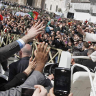 El Papa Francisco saluda a los fieles congregados en la plaza de San Pedro tras la ceremonia del Domingo de Ramos.