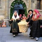 El rastro de paja se esparcía entre las casas de los novios