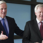 El negociador jefe de la UE para el brexit, Michel Barnier (izquierda), da la bienvenida al secretario de Estado britanico, David Davis, en Bruselas